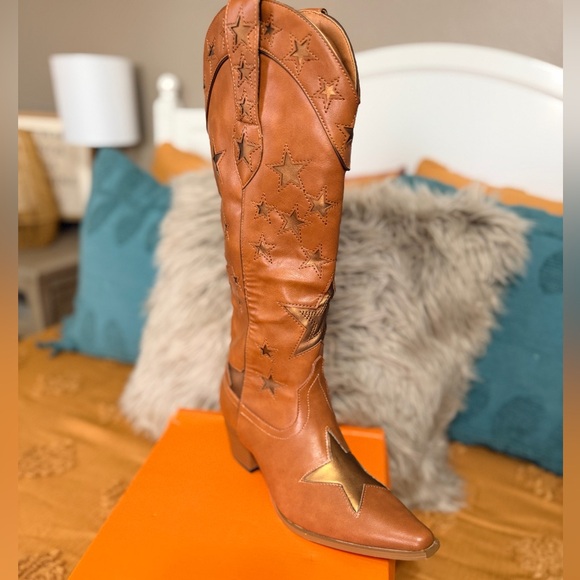 Shoes - NWT Brown Star-Embellished Women's Boots